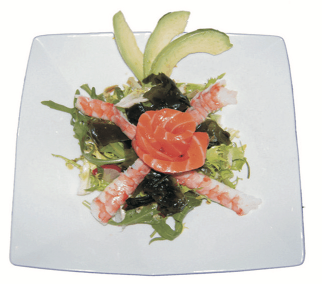 Salade avocat au filet de saumon et crevettes